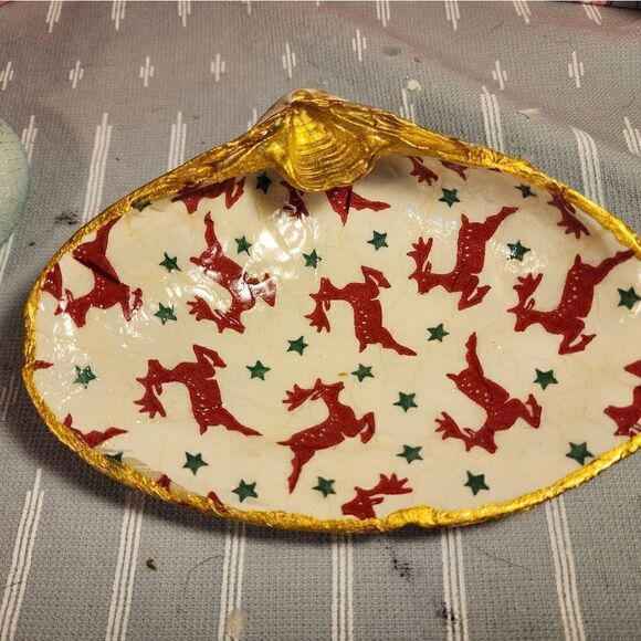 DECOUPAGE CLAM SHELL DECOUPAGE REINDEER ON A CLAM SHELL TRINKET DISH - Picture 4 of 11
